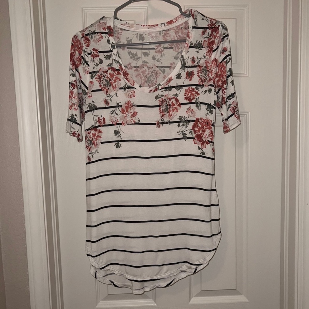 NWOT floral Maurice’s top